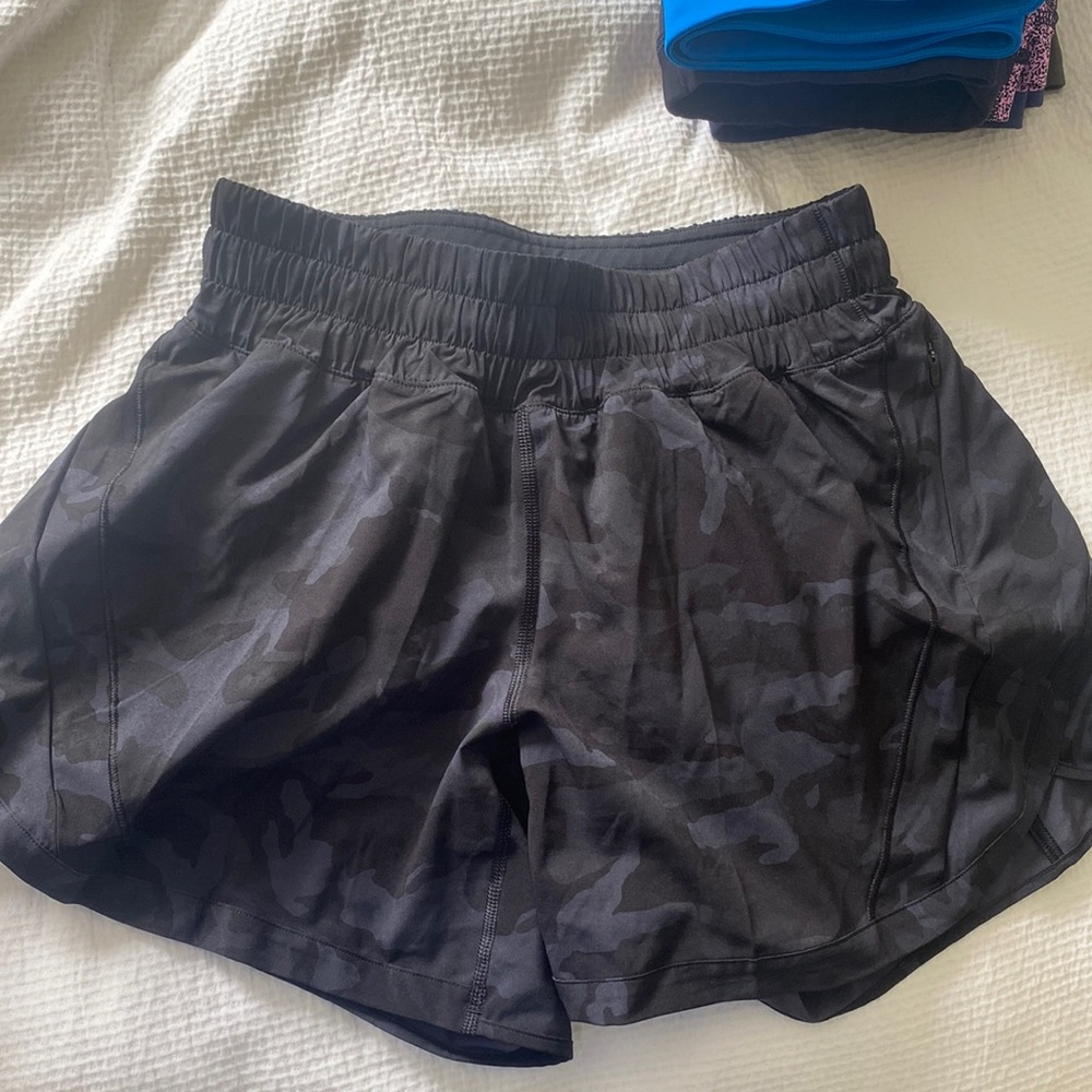 Lulu track that mid-rise lined short 5” in incognito camp multi grey